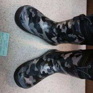 Shoes - Boys/youth size 13/1. Snow/winter boots Shoes - Boys/youth size 13/1. Snow/winter boots
